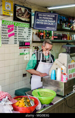 Mexico, mexicain, hispanique latin Latino ethnique, centre historique, Avenida 5 Cinco de Mayo, Tacos Chuco, kiosque de jus de fruits, restaurant resta Banque D'Images