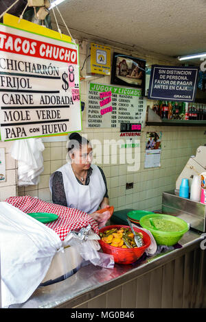 Mexico, hispanique, centre historique, Avenida Cinco de Mayo, Tacos Chuco, kiosque de jus de fruits, restaurant restaurants repas café cafés, femme fem Banque D'Images