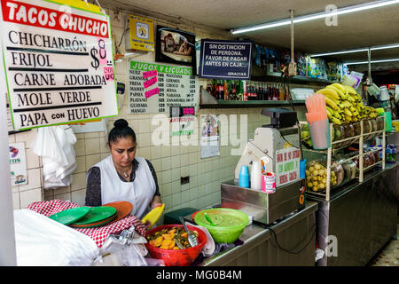 Mexico, hispanique, centre historique, Avenida Cinco de Mayo, Tacos Chuco, kiosque de jus de fruits, restaurant restaurants repas café cafés, femme fem Banque D'Images