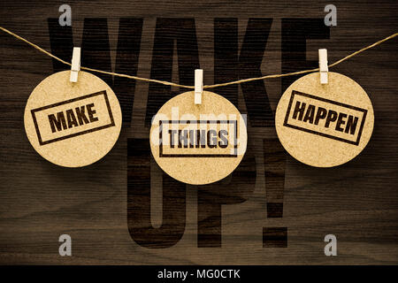 Service de Réveil. Faire bouger les choses. Texte des citations inspirantes de la vie sur la pendaison sur panneau de liège rond avec fond en bois. Banque D'Images