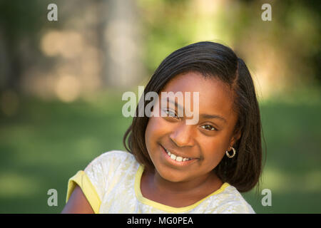 African American petite fille souriante. Banque D'Images