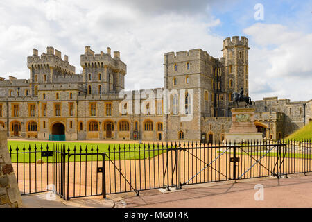 La partie supérieure de l'aile sud de l'arrondissement, le château de Windsor, Berkshire, Angleterre. Résidence officielle de Sa Majesté la Reine Banque D'Images