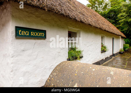 Salon de thé à Bunratty Village (Fin de la Raite river) est un authentique petit village dans le comté de Clare, Irlande Banque D'Images