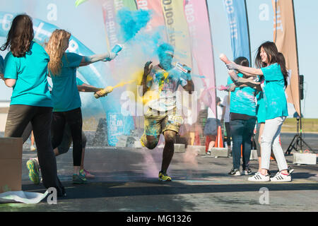 Hampton, GA, USA - 2 Avril 2016 : Un coureur obtient giclé avec plusieurs couleurs de l'amidon de maïs à la Color Run le 2 avril 2016 à Hampton, GA. Banque D'Images