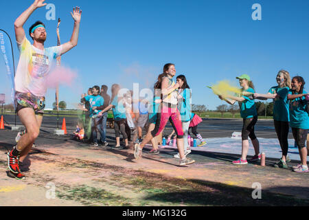 Hampton, GA, USA - 2 Avril 2016 : coureurs se couvrent de fécule de maïs de couleur à la Color Run le 2 avril 2016 à Hampton, GA. Banque D'Images