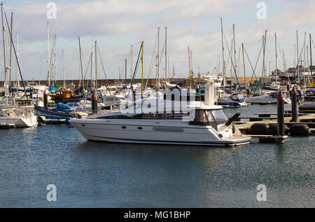 26 avril 2018 un luxe power cruiser amarré à la marina moderne à Bangor comté de Down en Irlande du Nord par un beau matin de printemps et calme Banque D'Images