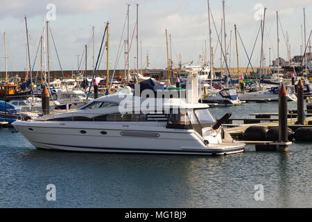 26 avril 2018 un luxe power cruiser amarré à la marina moderne à Bangor comté de Down en Irlande du Nord par un beau matin de printemps et calme Banque D'Images