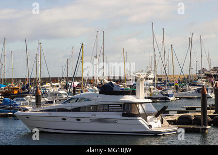 26 avril 2018 un luxe power cruiser amarré à la marina moderne à Bangor comté de Down en Irlande du Nord par un beau matin de printemps et calme Banque D'Images