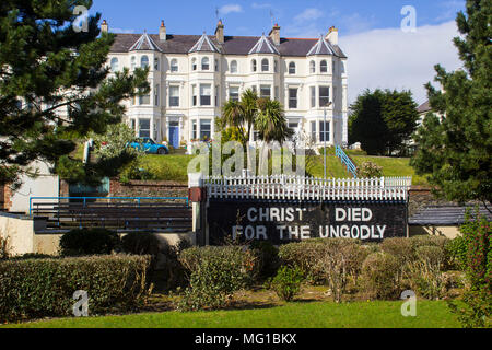 L'écriture d'un texte sur un mur de l'historique Église congrégationaliste de plein air dans la région de Pickie Bangor Northern Ireland près du bord de mer, Banque D'Images