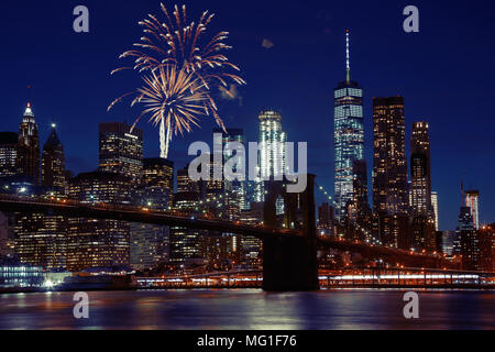 D'artifice sur New York City skyline et le pont de Brooklyn Banque D'Images