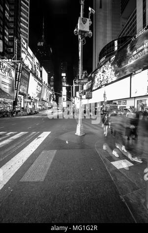 Time Square occupé de nuit, photo en noir et blanc Banque D'Images