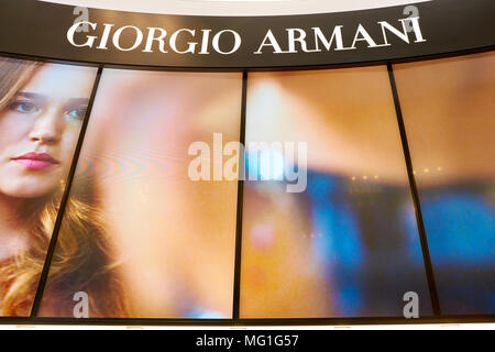 ROME, ITALIE - circa 2017, novembre : Giorgio Armani signe et écran à un deuxième flagship store de Rinascente à Rome. Banque D'Images