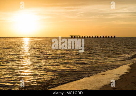 Boca Grande FL Sunset,avec silhouette de l'ancienne structure Banque D'Images