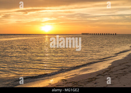 Boca Grande FL Sunset,avec silhouette de l'ancienne structure Banque D'Images