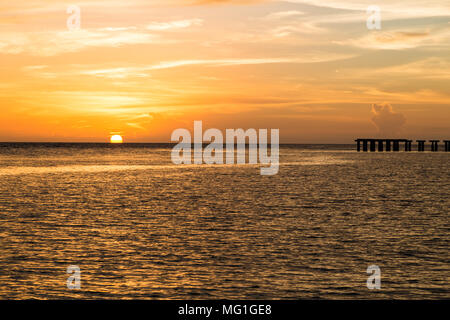 Boca Grande FL Sunset,avec silhouette de l'ancienne structure Banque D'Images