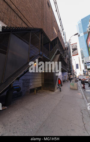 Shot vertical de long escalier cas sur le côté du bâtiment, de la ville de NY Banque D'Images