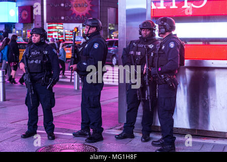 Lutte contre le terrorisme de la police Agents SWAT à Times Square Banque D'Images