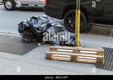 Des ordures sur les trottoirs de la ville de New York Banque D'Images