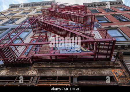 Fire Escape sur building, New York Banque D'Images