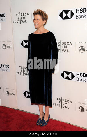 NEW YORK, NY - 21 avril : L'actrice Annette Bening assiste à la première de "La Mouette" au cours de la 2018 Tribeca Film Festival au CCMB Tribeca PAC sur Apr Banque D'Images