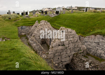 Les ruines de la Caomhan excavés's Church, l'Irlande, d'Inisheer. Caomhan St. est le saint patron de l'Inisheer. C'était un site de pèlerinage pour les malades. Banque D'Images