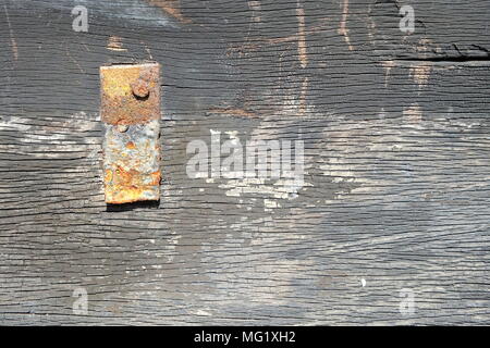 Pièce de métal rouillé sur le vieux bois. Banque D'Images