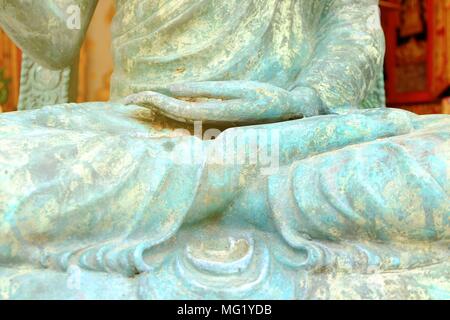 Close up Hand of Ancient Buddha image avec fuite de lumière. Banque D'Images