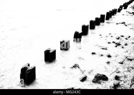 Mur de soutènement pour protection contre la corrosion de la Banque. (En noir et blanc) Banque D'Images