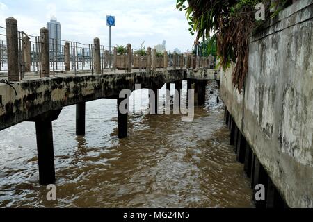 La bicyclette et la marche à côté du sentier de la rivière Chao Phraya, Bangkok, Thaïlande. Banque D'Images