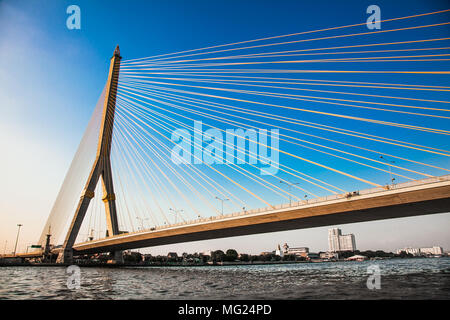 La Rama VIII Bridge est un pont à haubans franchissant la rivière Chao Phraya à Bangkok en Thaïlande. Il a été conçu pour alléger la congestion du trafic sur Banque D'Images