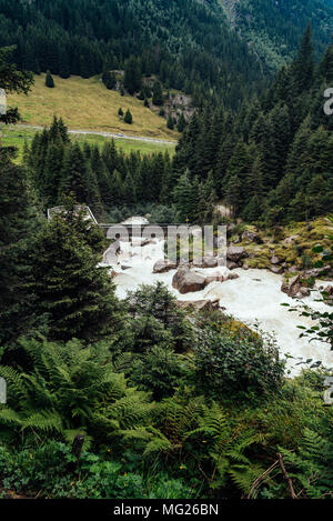 Dans la plate-forme de vue en bois Grawa Cascade dans la vallée de Stubaital, Autriche Banque D'Images