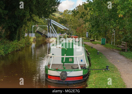 Sur Talybont Usk, Powys, Pays de Galles, Royaume-Uni - Octobre 05, 2017 : Deux narrowboats sur le Canal de Monmouthshire et Brecon avec l'ouverture du pont de levage, et des gens sur Banque D'Images