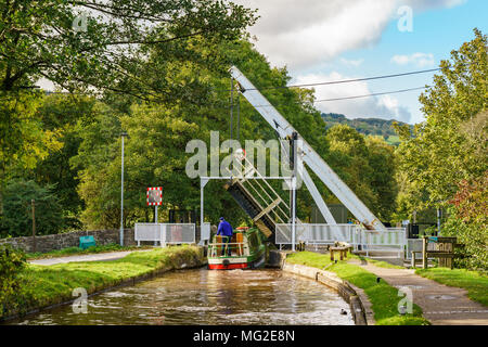 Sur Talybont Usk, Powys, Pays de Galles, Royaume-Uni - Octobre 05, 2017 : Un grand classique avec des gens sur-le sur le Canal de Monmouthshire et Brecon en passant le pont de levage Banque D'Images