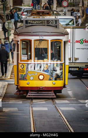 Lisbonne - le 9 avril : le célèbre tramway de la ligne 28 le 9 avril 2018 à Lisbonne, Portugal Banque D'Images