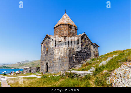 Le monastère de Sevanavank (Sevan), un complexe monastique situé sur une rive du lac Sevan dans la province d'Arménie Gegharkunik Banque D'Images