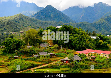 Les montagnes avec des plantes vertes et des terrasses de riz au Vietnam avec ciel nuageux, fin de la saison des pluies Banque D'Images