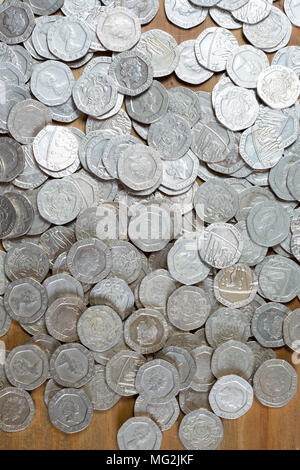 Une pile de vingt pence britannique/pièces de monnaie Banque D'Images