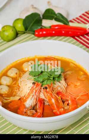 - Nouilles crevettes nouilles épicées alimentaire malaisien