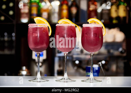 Froid red cocktails debout sur la bar Banque D'Images