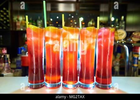 Verres Haute avec des cocktails à froid sur le fond d'un bar avec un bokeh. Banque D'Images