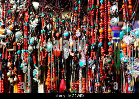 Décoration traditionnelle colliers au Tibet historique place du marché Banque D'Images