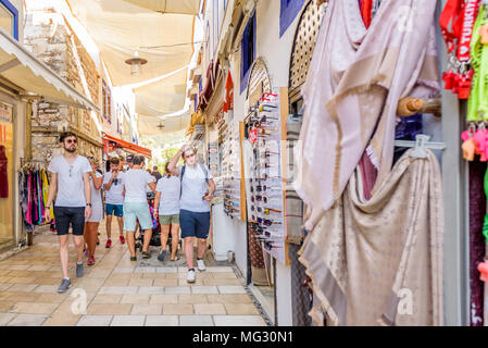 Des personnes non identifiées, faire du shopping dans les rues de Bodrum, Turquie.23 août 2017. Banque D'Images