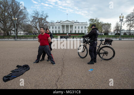 WASHINGTON DC, 11 avril 2018 - Secret service agents de police arrestation manifestant pacifique qui a refusé de sortir de la rue en face de la Maison Blanche Banque D'Images