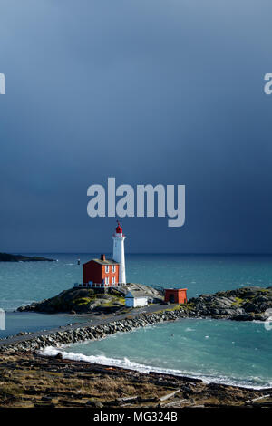 Un phare sur un fond de ciel orageux. Prise à Fisguard Lighthouse, Victoria BC Banque D'Images
