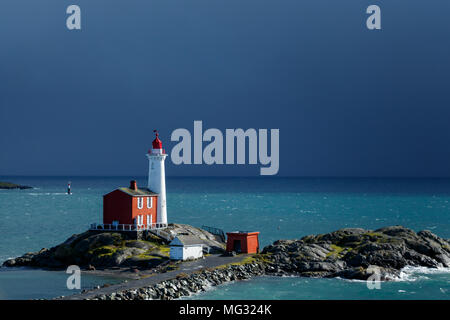 Un phare sur un fond de ciel orageux. Prise à Fisguard Lighthouse, Victoria BC Banque D'Images