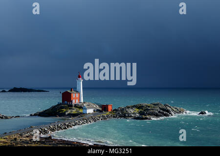Un phare sur un fond de ciel orageux. Prise à Fisguard Lighthouse, Victoria BC Banque D'Images