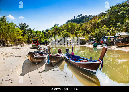 Des bateaux de pêche à l'beachin Patong Phuket, Thailande. Phuket est une destination populaire, célèbre pour ses plages. Banque D'Images