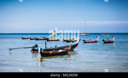 Des bateaux de pêche à l'beachin Patong Phuket, Thailande. Phuket est une destination populaire, célèbre pour ses plages. Banque D'Images