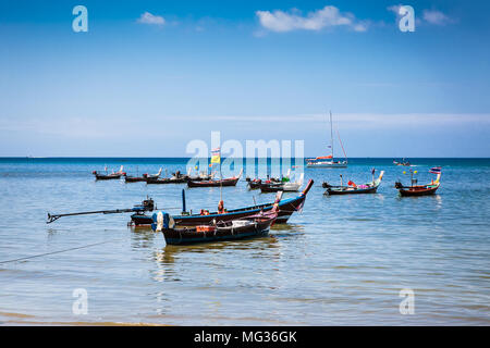 Des bateaux de pêche à l'beachin Patong Phuket, Thailande. Phuket est une destination populaire, célèbre pour ses plages. Banque D'Images