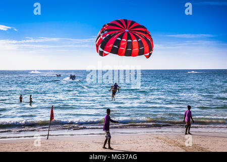PHUKET, Thaïlande - Mai 23, 2016 : Les touristes jouant le parachute ascensionnel sur la plage de Patong à Phuket le 23 Jan 2016, en Thaïlande. Patong est une ville balnéaire sur la th Banque D'Images